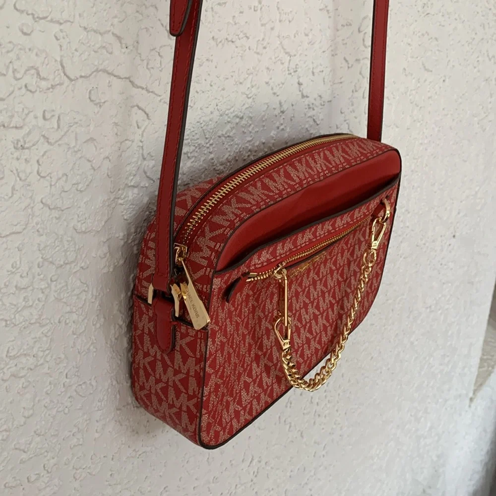 Michael Kors crossbody purse with removable chain lots of pockets